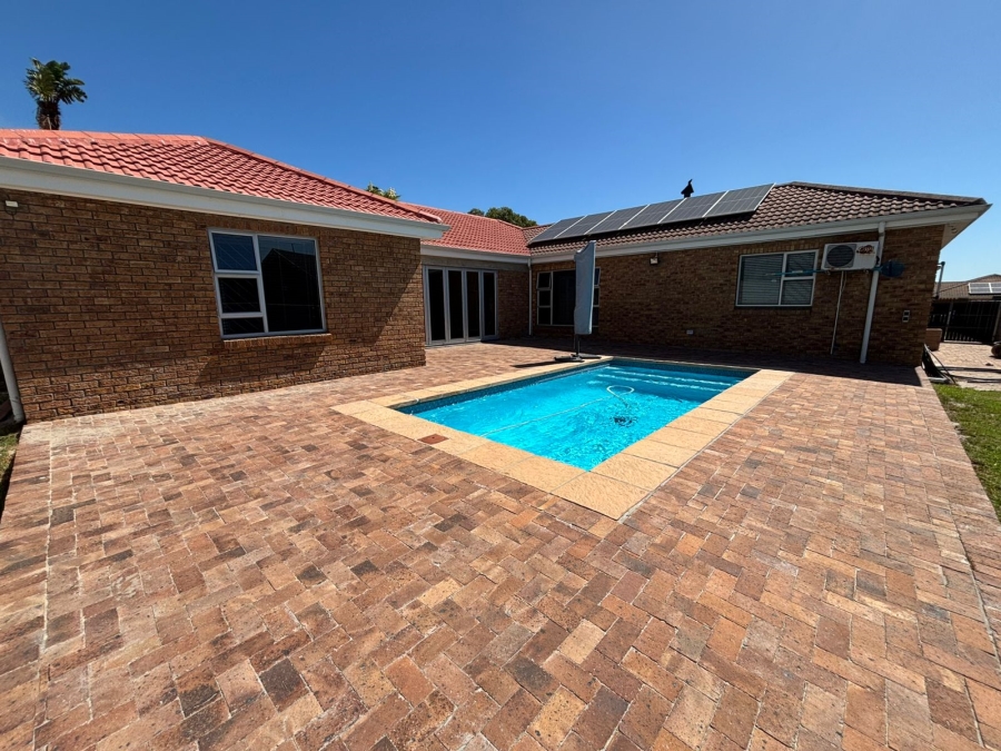 To Let 5 Bedroom Property for Rent in Rouxville Western Cape